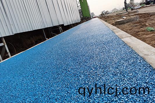 冷(leng)拌(ban)綵色透(tou)水瀝(li)青(qing)路(lu)麵