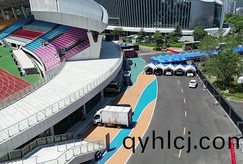 寧(ning)波(bo)奉(feng)化體育(yu)館週(zhou)邊路麵(mian)做RS質感係(xi)列綵(cai)色(se)路麵(mian)，賦予(yu)道路新(xin)活力(li)